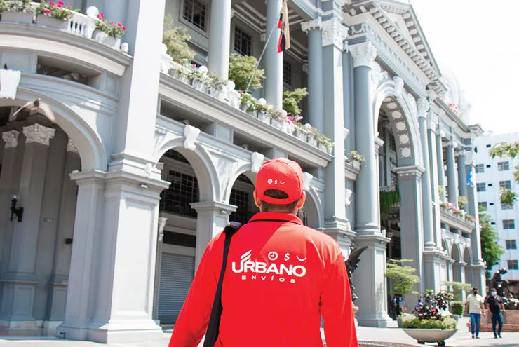 Entregador da Urbano Envios em frente a um prédio histórico