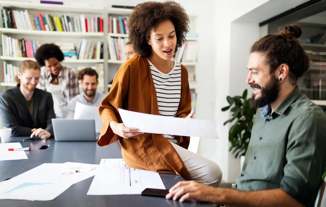Deux groupes de personnes qui parlent entre elles