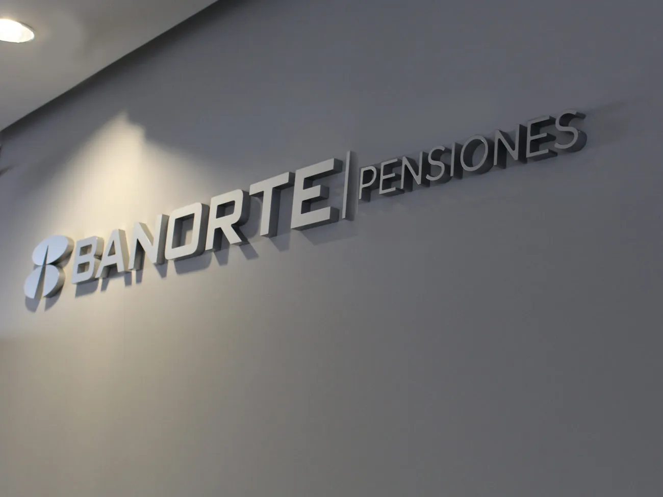 Logotipo do Banorte Pensiones em uma parede