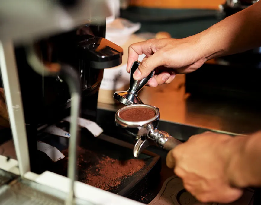 El proceso de preparar un café expreso