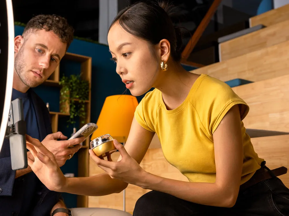 Uma mulher se preparando para gravar a si mesma usando um celular