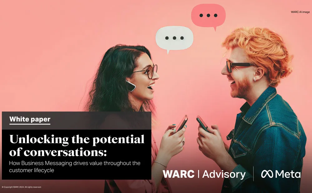 Um homem e uma mulher conversando enquanto seguram seus smartphones