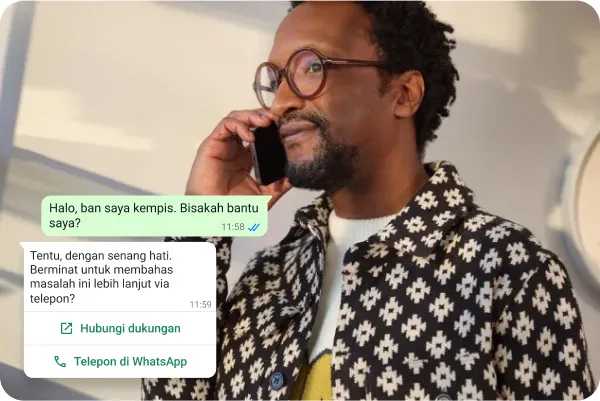 Laki-laki menelepon tim dukungan dengan grafis yang menunjukkan pilihan antara menelepon dan mengirim pesan